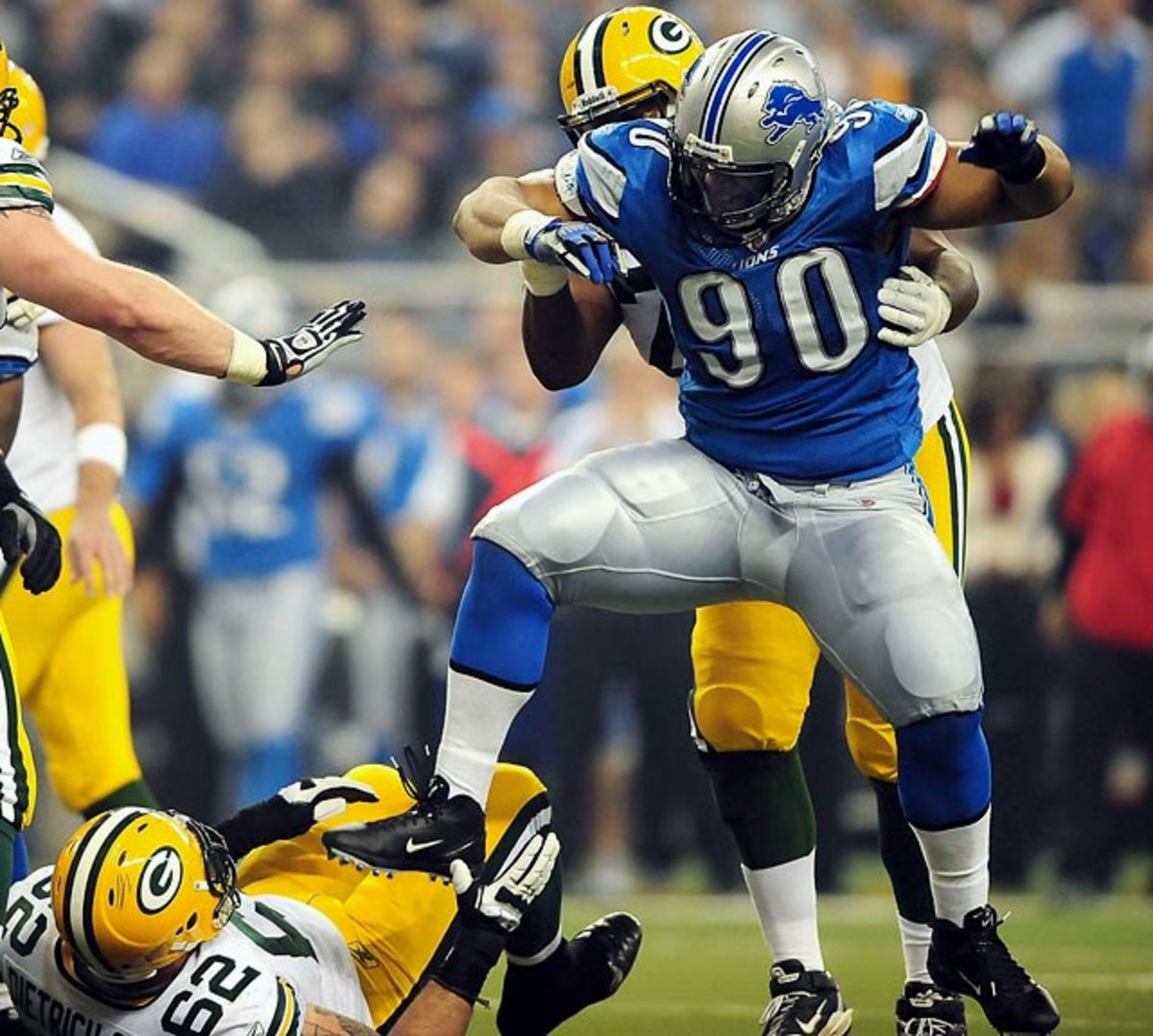 ndamukong-suh-evan-dietrich-smith.jpg