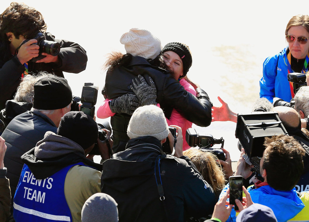 2014-1102-Caroline-Wozniacki-Serena-Williams-hug.jpg