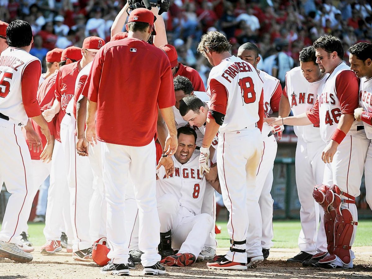 2010-Kendry-Morales-broken-leg.jpg