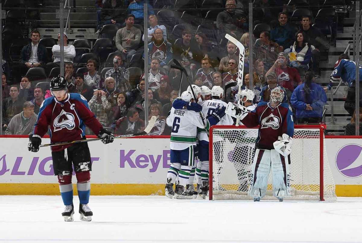 12.canucks-celebrate.jpg