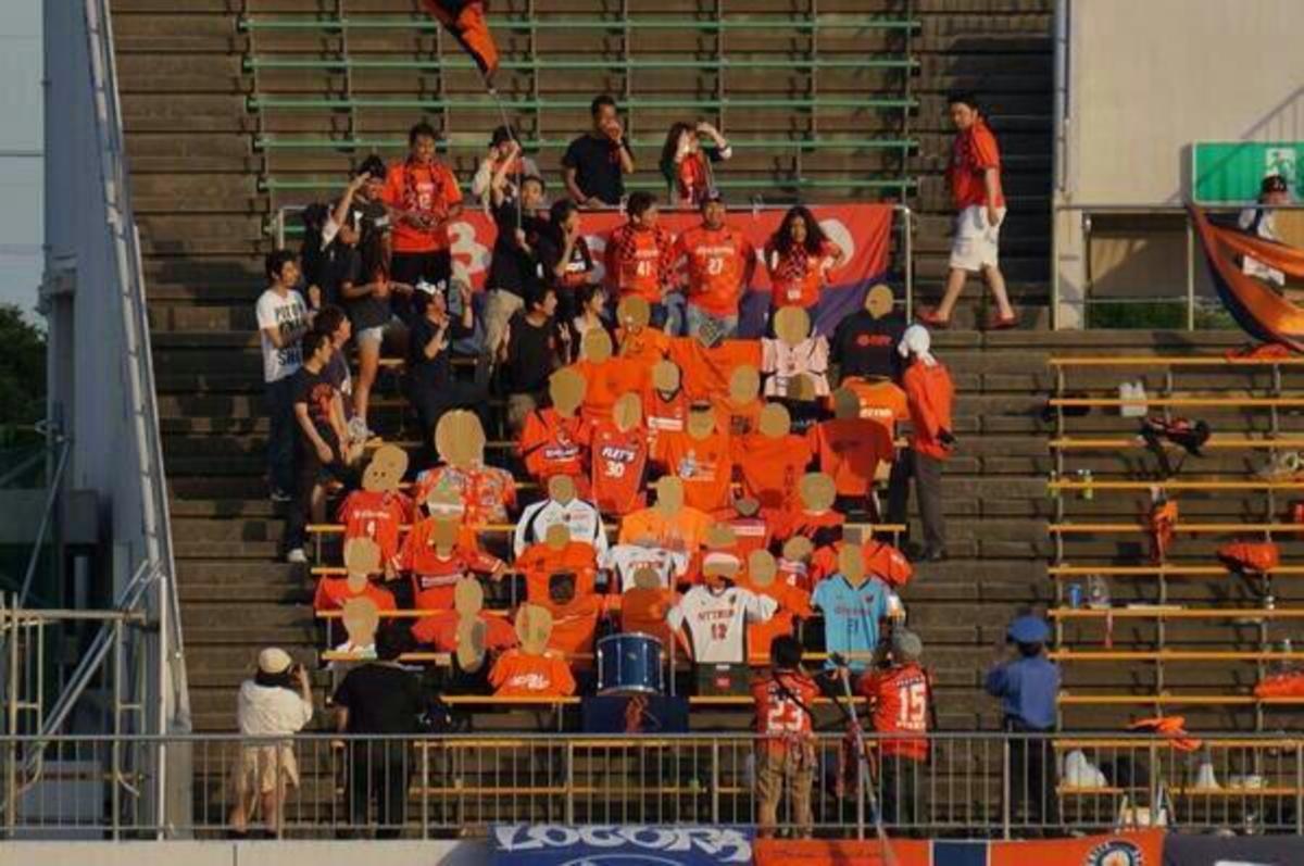 cardboard-soccer-fans-2