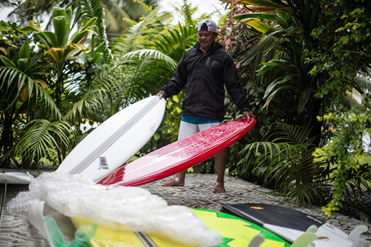 red-bull-raimana-van-bastolaer-surfing-teahupoo-stunts-630-2.jpg