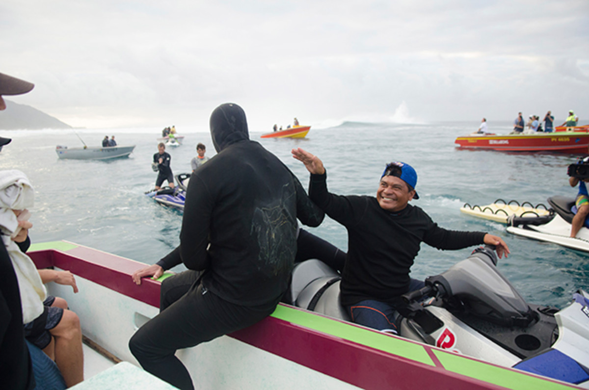 red-bull-raimana-van-bastolaer-surfing-teahupoo-stunts-630-5.jpg
