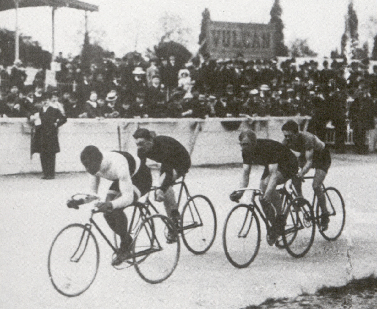 Taylor leads Poulain, Ellegaard and Friol at the Buffalo Velodrome before a capacity crowd, Paris, 1908. Jules Beau collection, Bibliotheque Nationale, Paris.