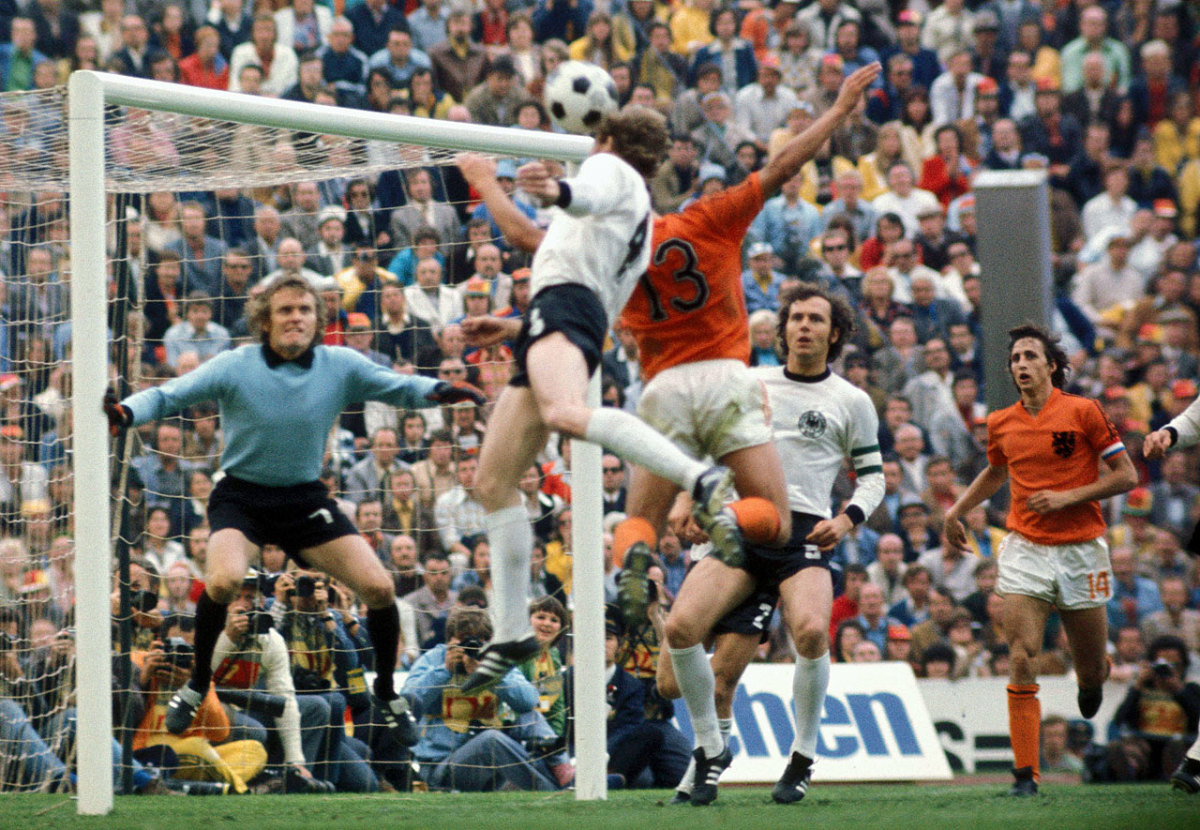 1974-sepp-maier-franz-beckenbauer-johan-cruyff.jpg