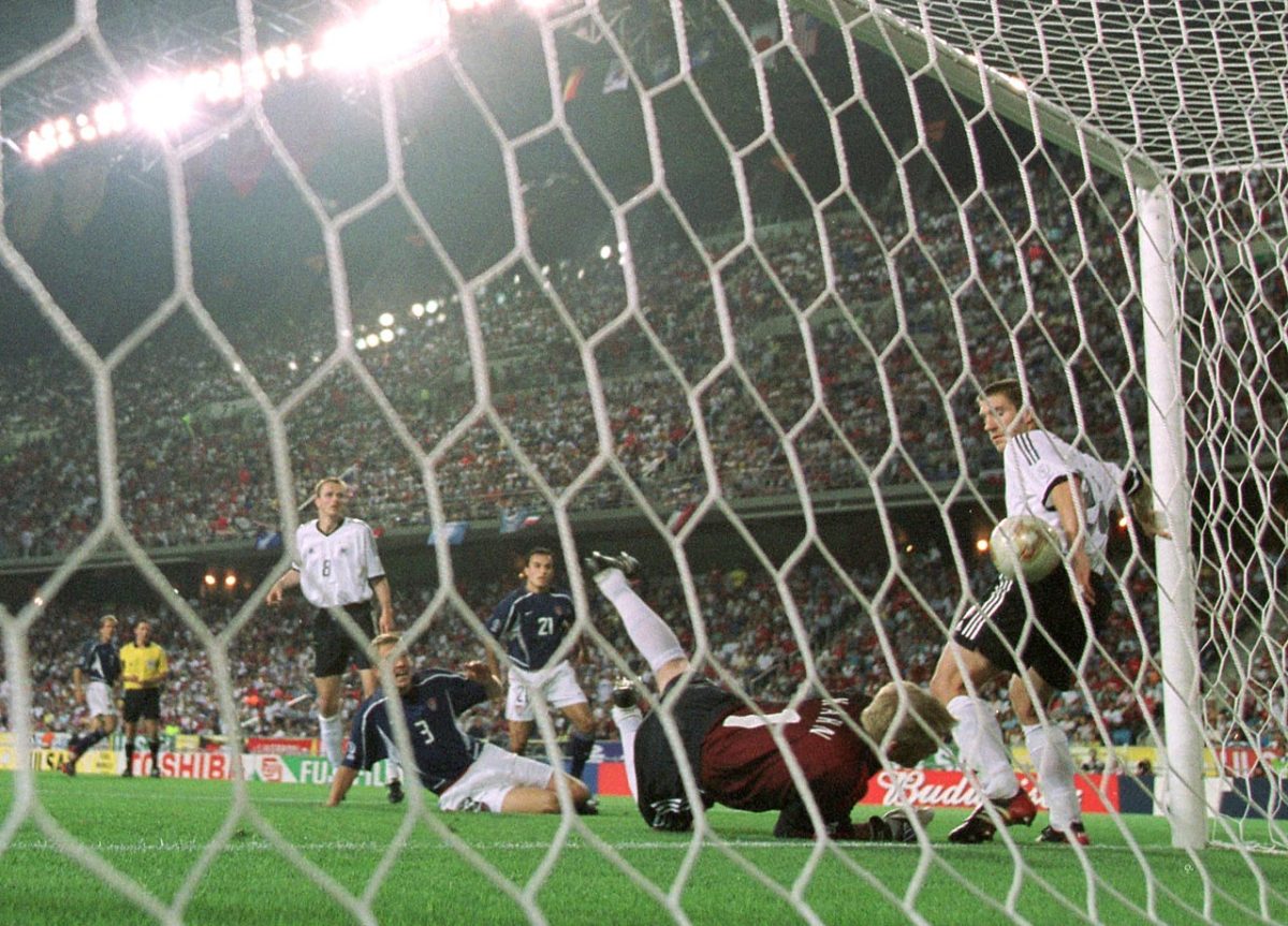 2002-torsten-frings-hand-ball.jpg