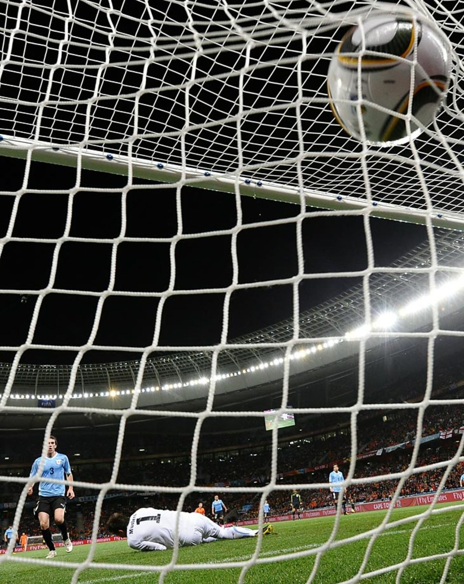 2010-fernando-mulera-van-bronckhorst-goal.jpg