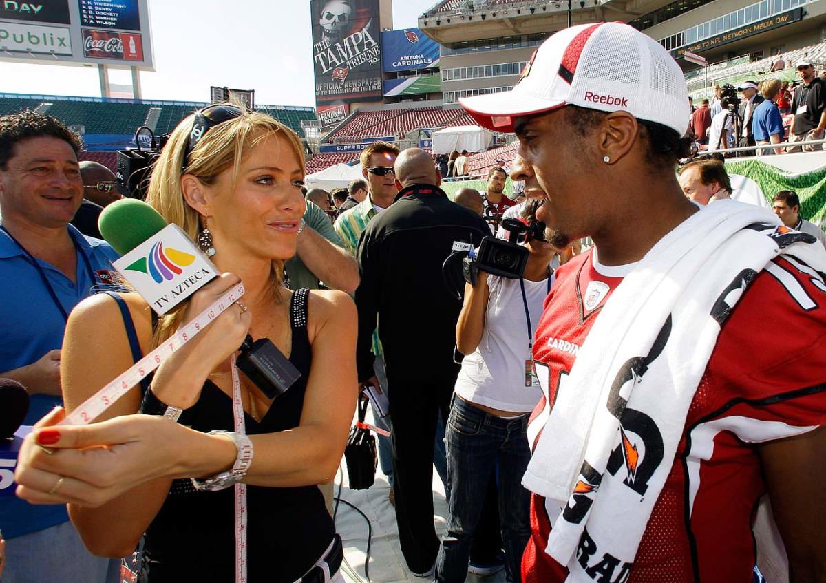 2009-Super-Bowl-XLIII-Media-Day-Ines-Sainz-Steve-Breaston.jpg