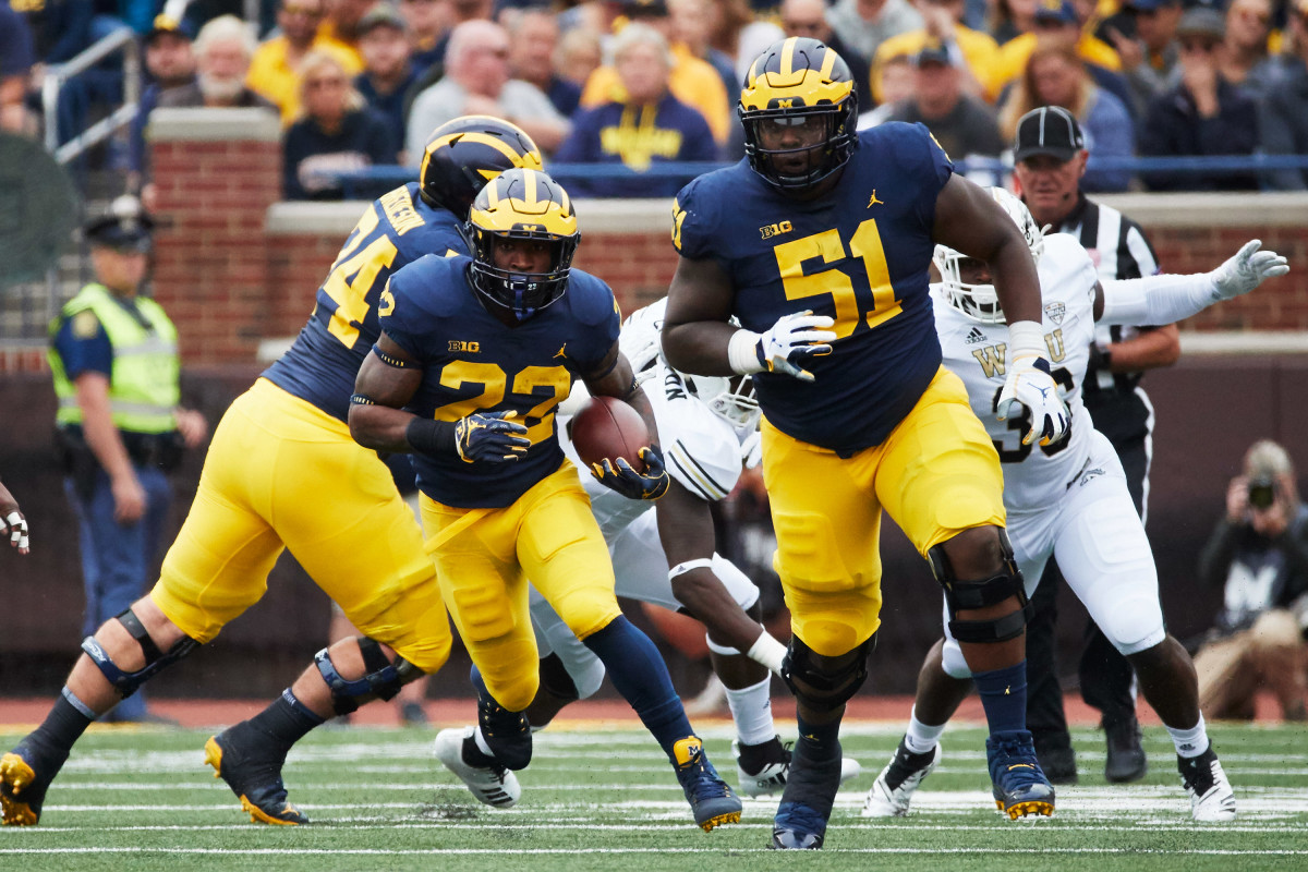 Ruiz looks to set a block for former Michigan RB Karan Higdon in 2018 against Western Michigan; Photo credit: Rick Osentoski-USA TODAY Sports 