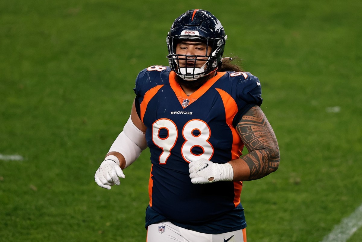 Denver Broncos nose tackle Mike Purcell (98) in the third quarter against the Tennessee Titans at Empower Field at Mile High.