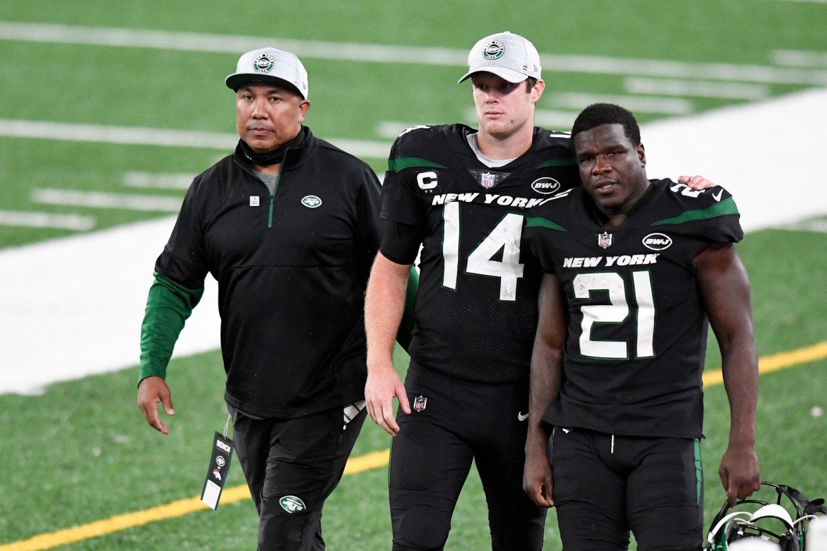 Jets QB has his arm around veteran RB Frank Gore