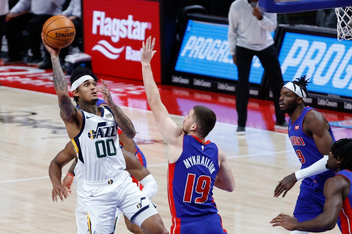 Jordan Clarkson (00) shoots over Svi Mykhailiuk (19) in a Jazz vs Pistons game.