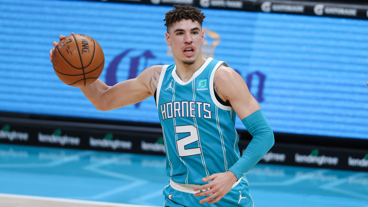 lamelo-ball-hornets-pass