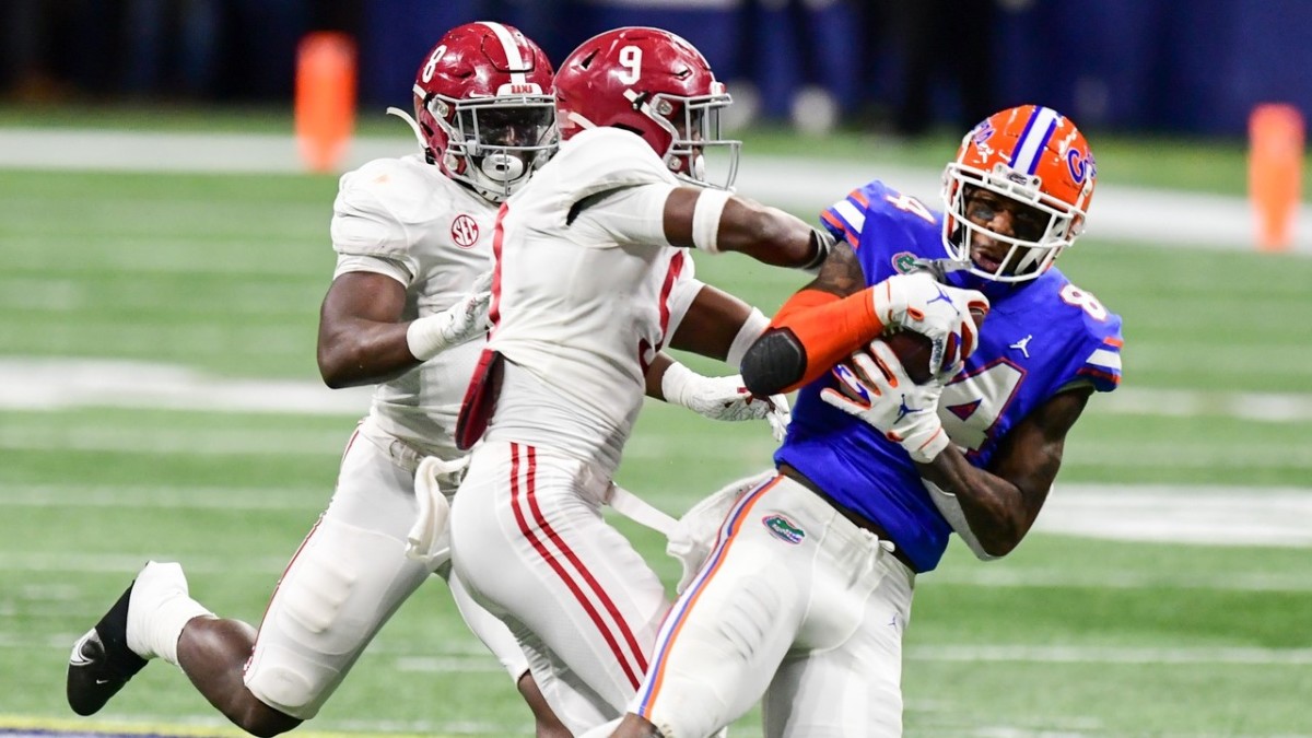 Pitts makes a catch against Alabama Crimson Tide defensive back Jordan Battle and linebacker Christian Harris.