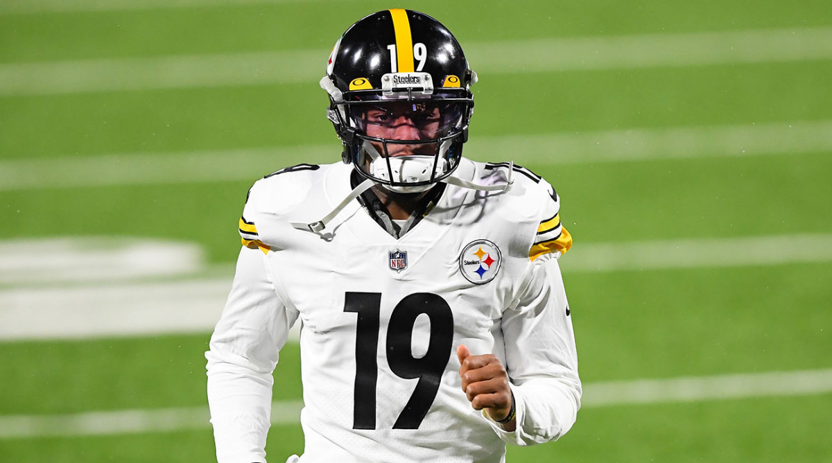 JuJu Smith-Schuster warms up before a game
