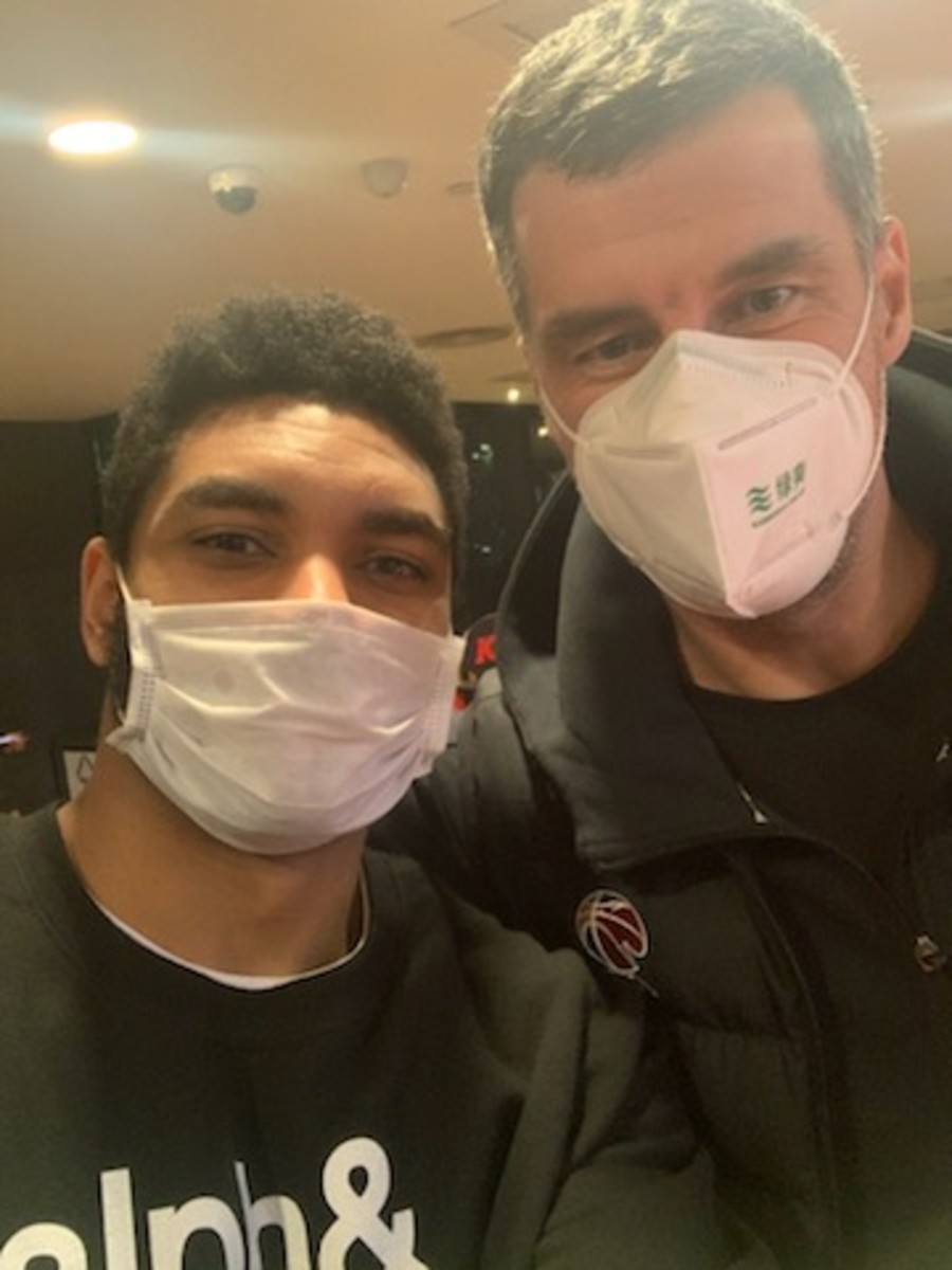 Freeman with Aviators coach Vlada Jovanovic, masked for the epidemic.