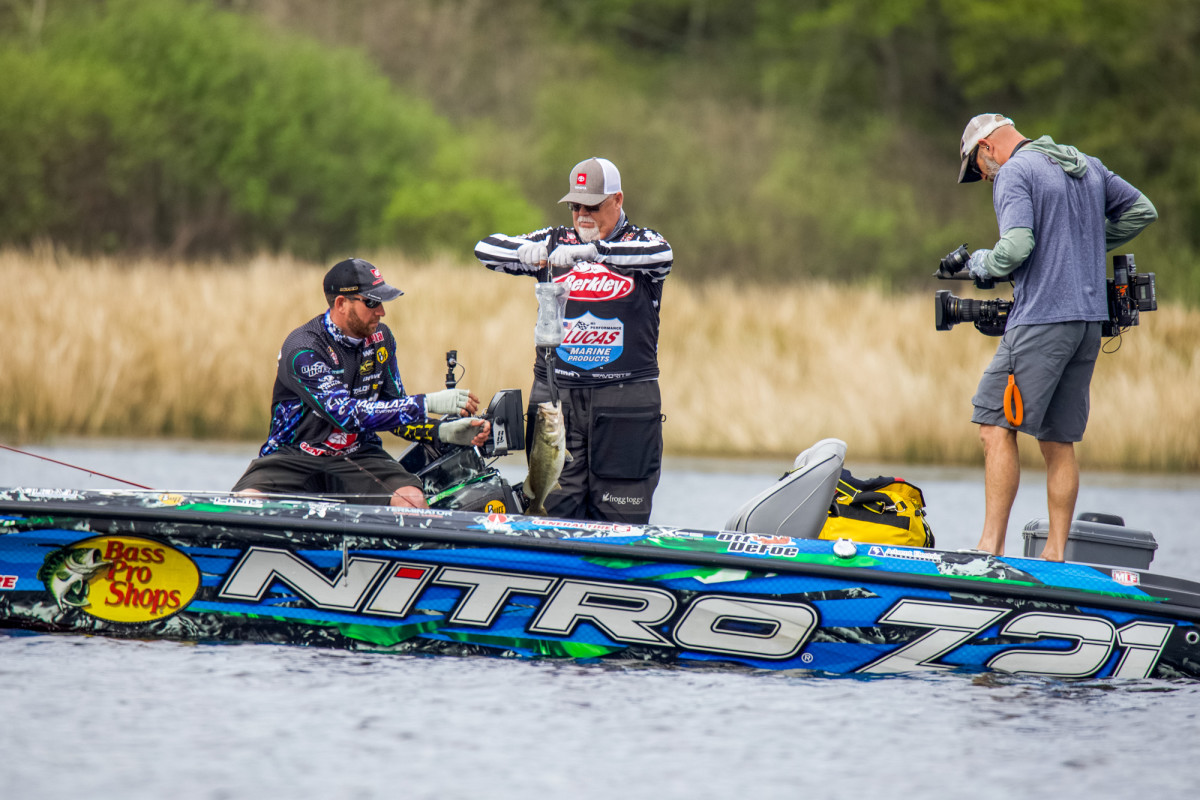 DeFoe, who took home the top prize at Lake Athens, was side-by-side on Wednesday with the official weighing his catch and the cameraman filming it all. (Jesse Schultz, courtesy Major League Fishing)