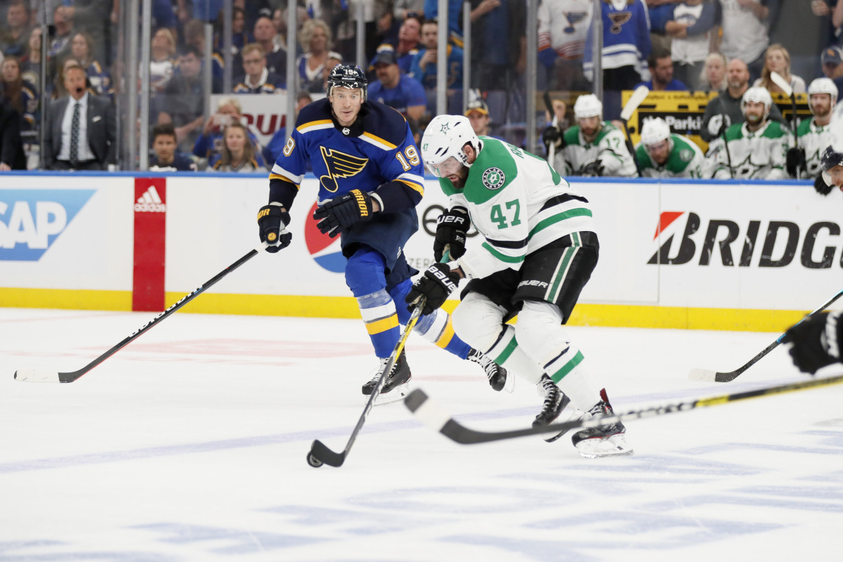 The Stars' Alexander Radulov experienced coronavirus-like symptoms, but tested negative.