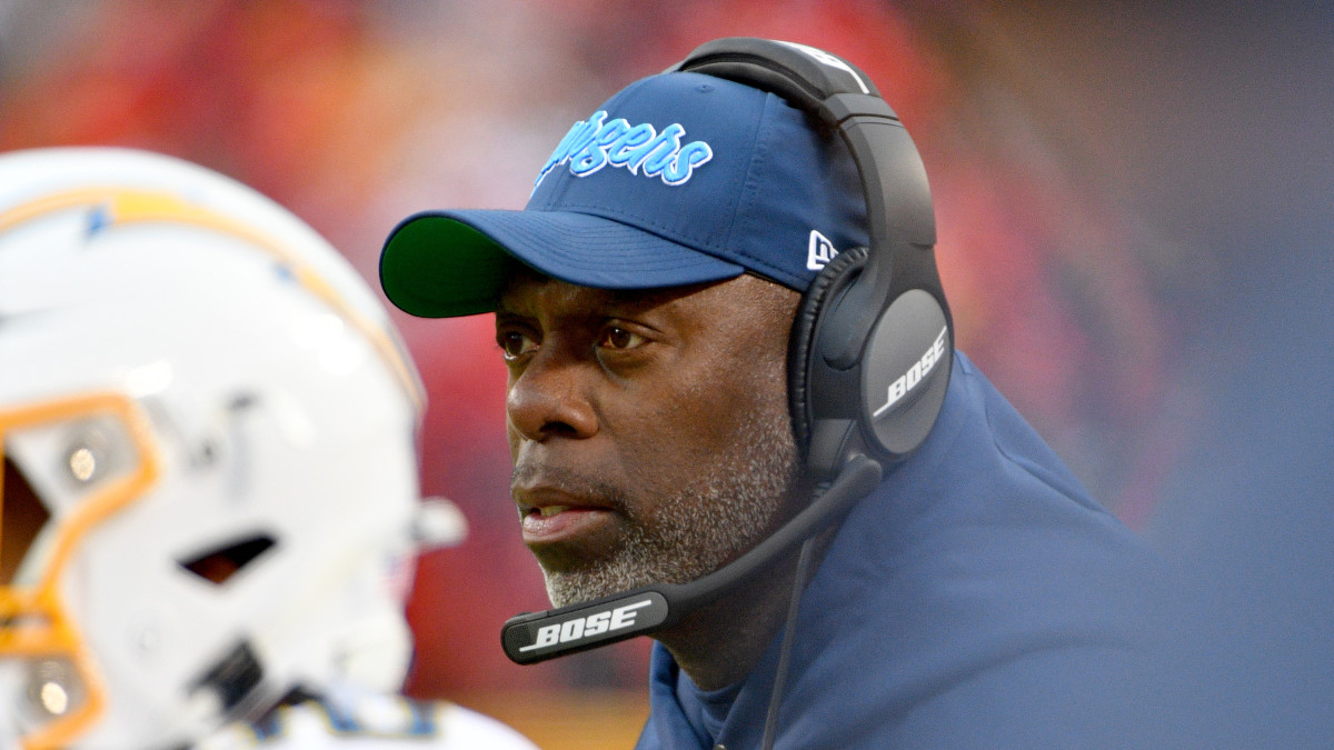 Chargers coach Anthony Lynn says teams "would be crazy" to leave Colin Kaepernick off summer workout lists.