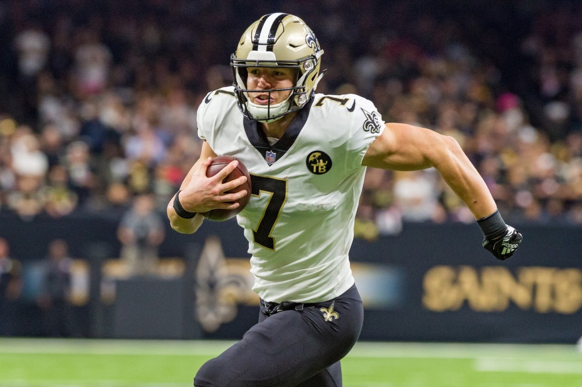 New Orleans Saints specialist Taysom Hill (7) runs the ball and scores against the Washington Redskins. Mandatory Credit: Scott Clause/The Advertiser via USA TODAY NETWORK
