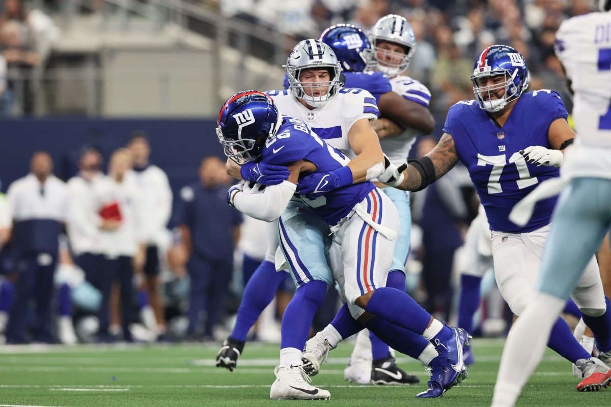 Oct 10, 2021; Arlington, Texas, USA; New York Giants running back Saquon Barkley (26) runs with the ball in the first inning against the Dallas Cowboys at AT&T Stadium.