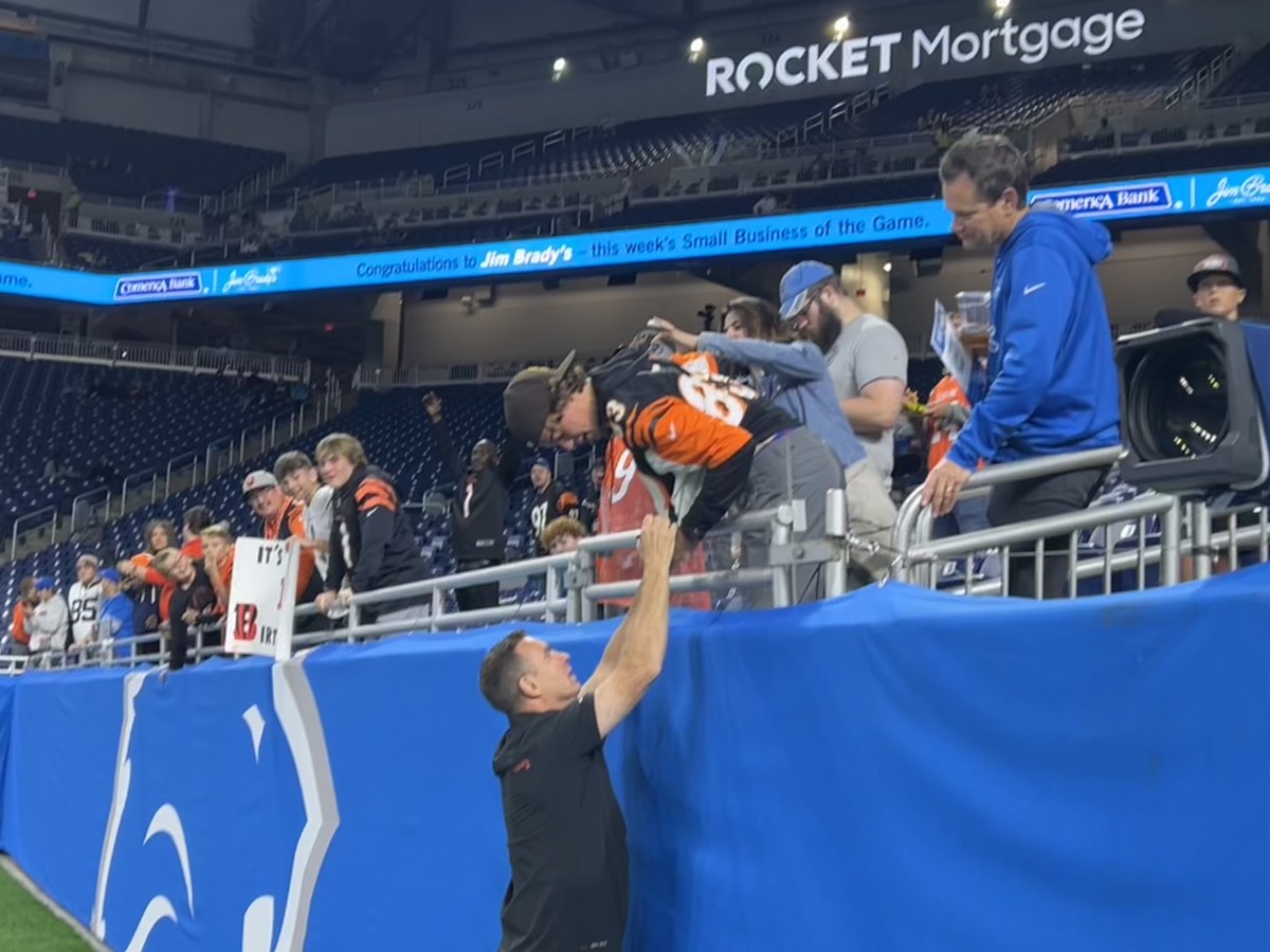 Defensive Coordinator Lou Anarumo stopped to sign a few autographs before Sunday's blowout win over the Lions.      