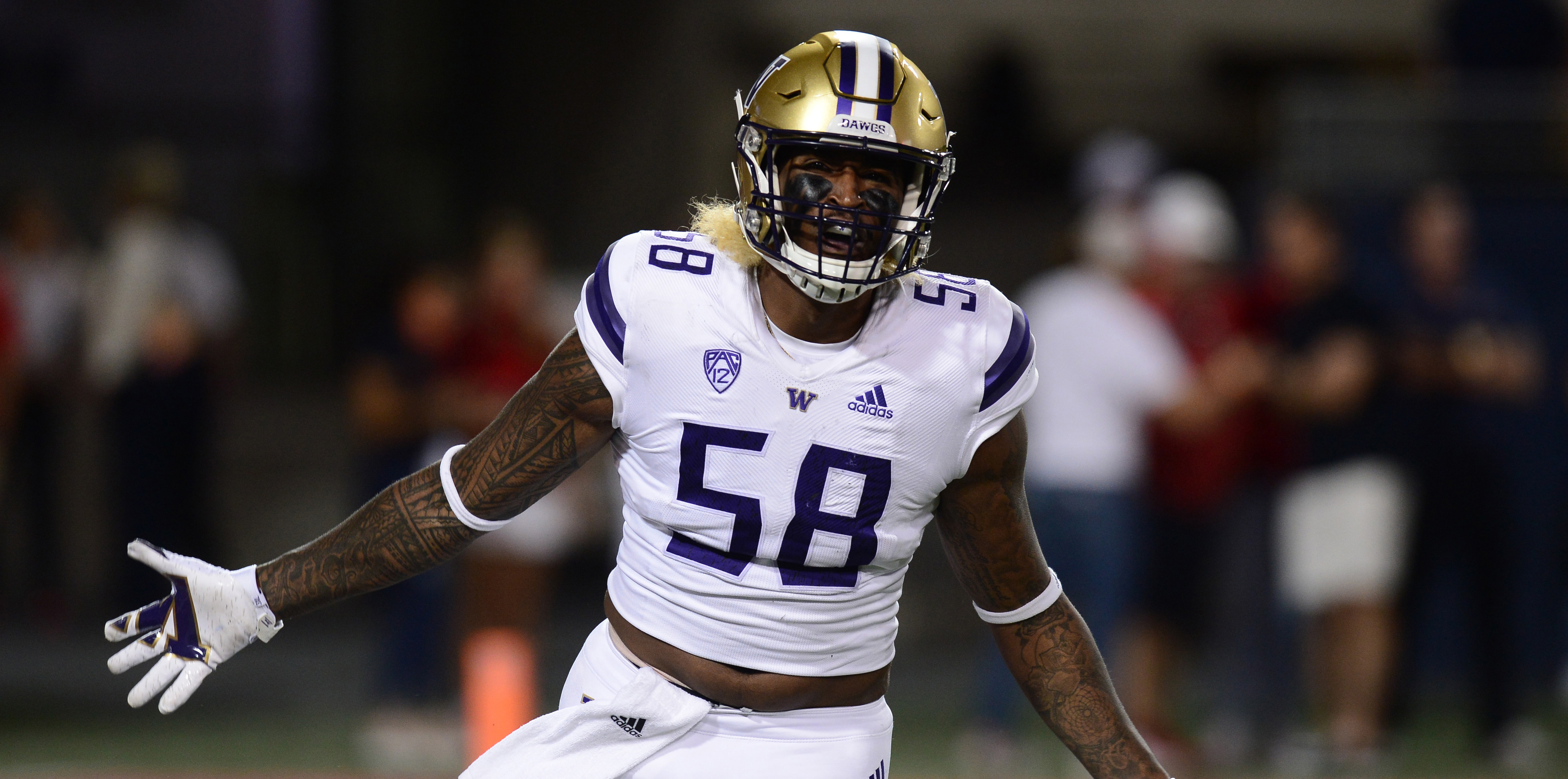 Washington linebacker Zion Tupuola-Fetui (58) celebrates a sack against Arizona.