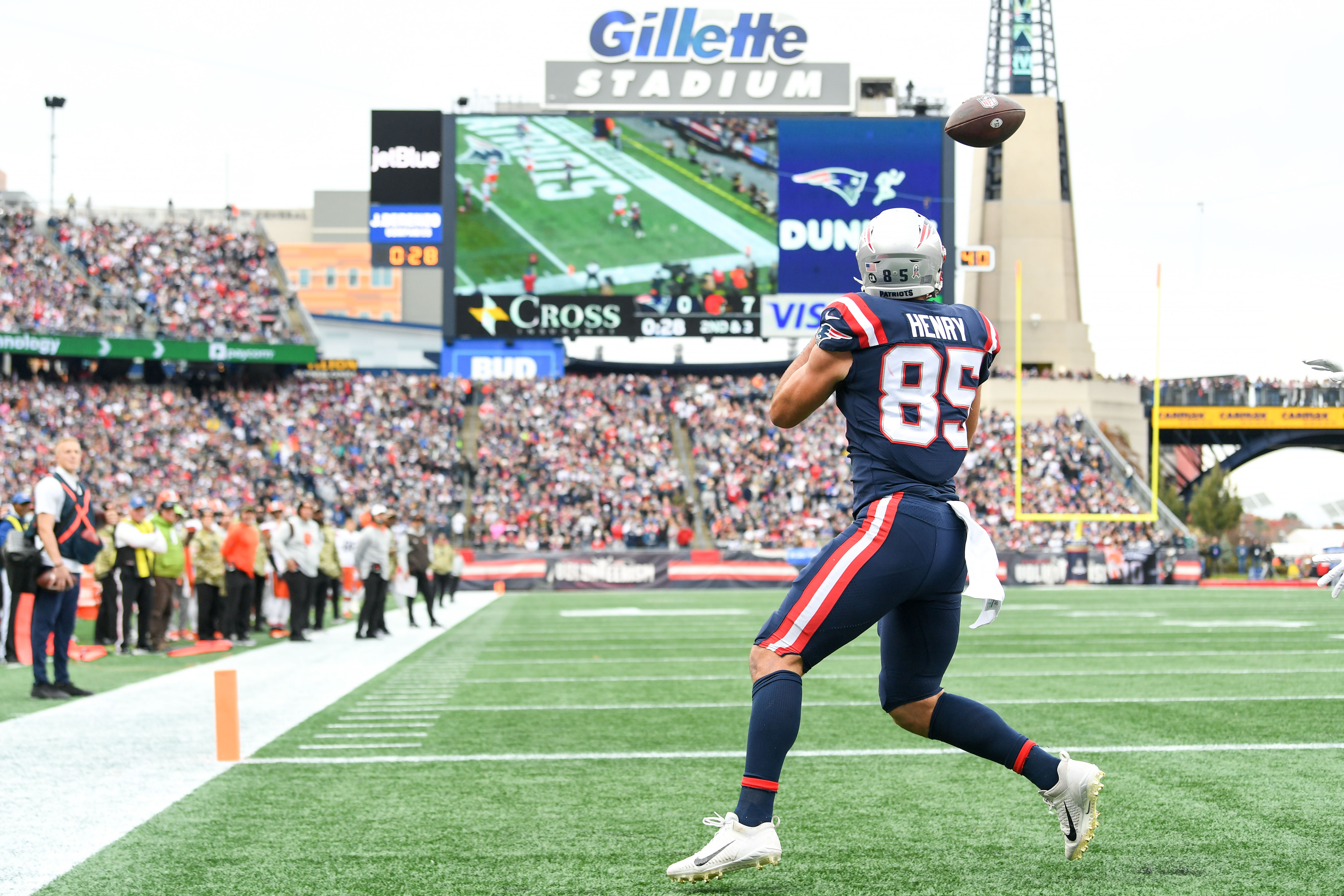 hunter-henry-new-england-patriots-crush-browns