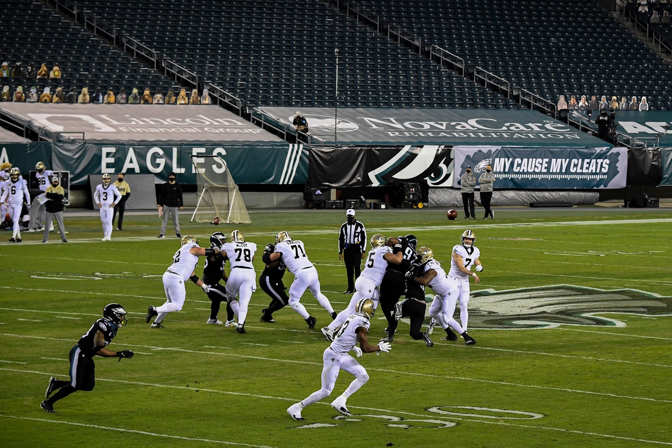 Saints' Taysom Hill (7) throws against the Eagles on Sunday, Dec. 13, 2020. © JOE LAMBERTI/USA TODAY NETWORK via Imagn Content Services, LLC