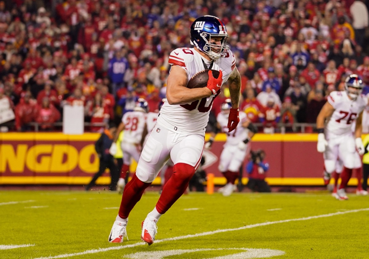 Nov 1, 2021; Kansas City, Missouri, USA; New York Giants tight end Kyle Rudolph (80) runs against the Kansas City Chiefs during the first half at GEHA Field at Arrowhead Stadium.
