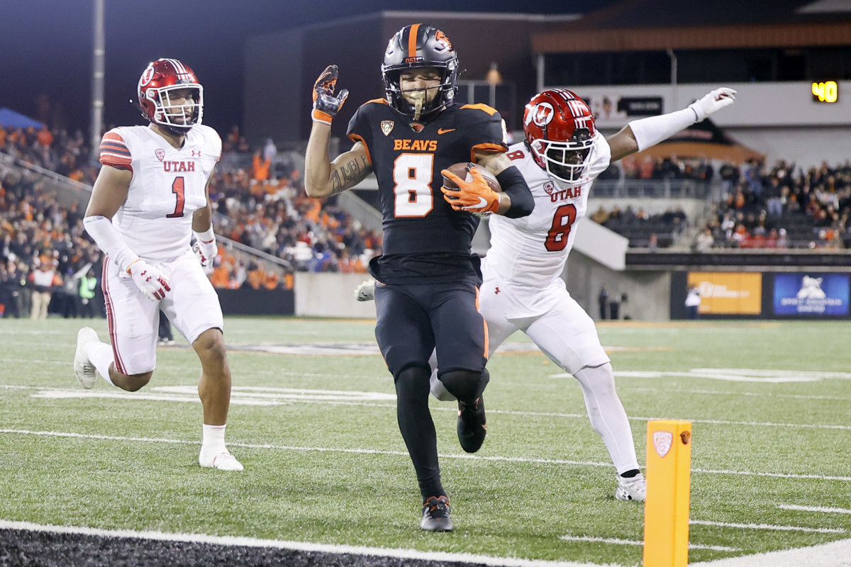 Oregon State Beavers wide receiver Trevon Bradford (8) runs into the end zone past Utah Utes corner back Clark Phillips III (8).