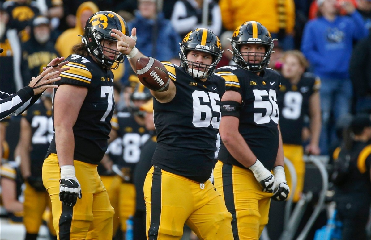 Iowa center Tyler Linderbaum signals a first down in the third quarter against Illinois on Saturday, Nov. 20, 2021, at Kinnick Stadium in Iowa City, Iowa.