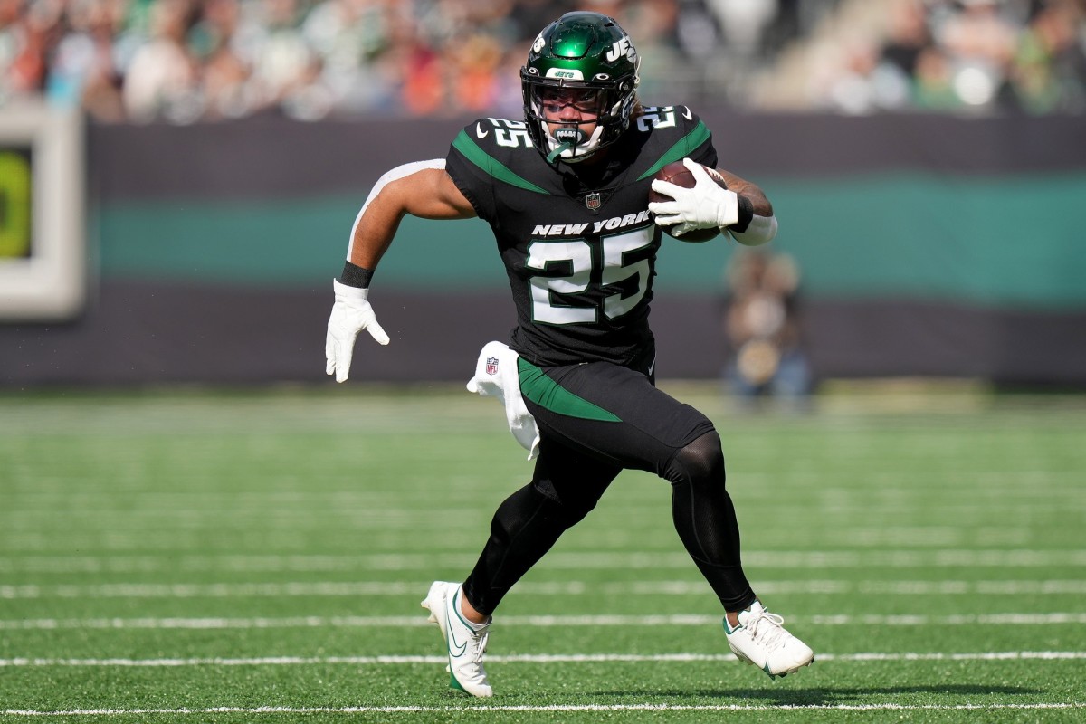 New York Jets running back Ty Johnson (25) carries the ball. Kareem Elgazzar / USA TODAY NETWORK