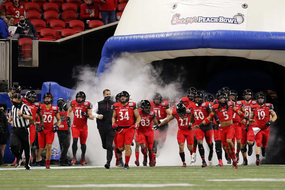 Cincinnati Bearcats head coach Luke Fickell leads his team onto the field for the first quarter of the Chick-fil-a Peach Bowl at Mercedes-Benz Stadium in Atlanta on Friday, Jan. 1, 2021. Cincinnati Bearcats Vs Georgia Bulldogs Peach Bowl