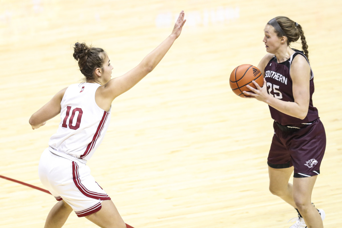 Aleksa Gulbe guards a Southern Illinois player.
