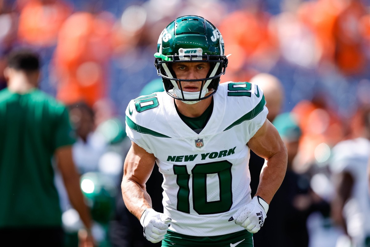 Jets WR Braxton Berrios warming up