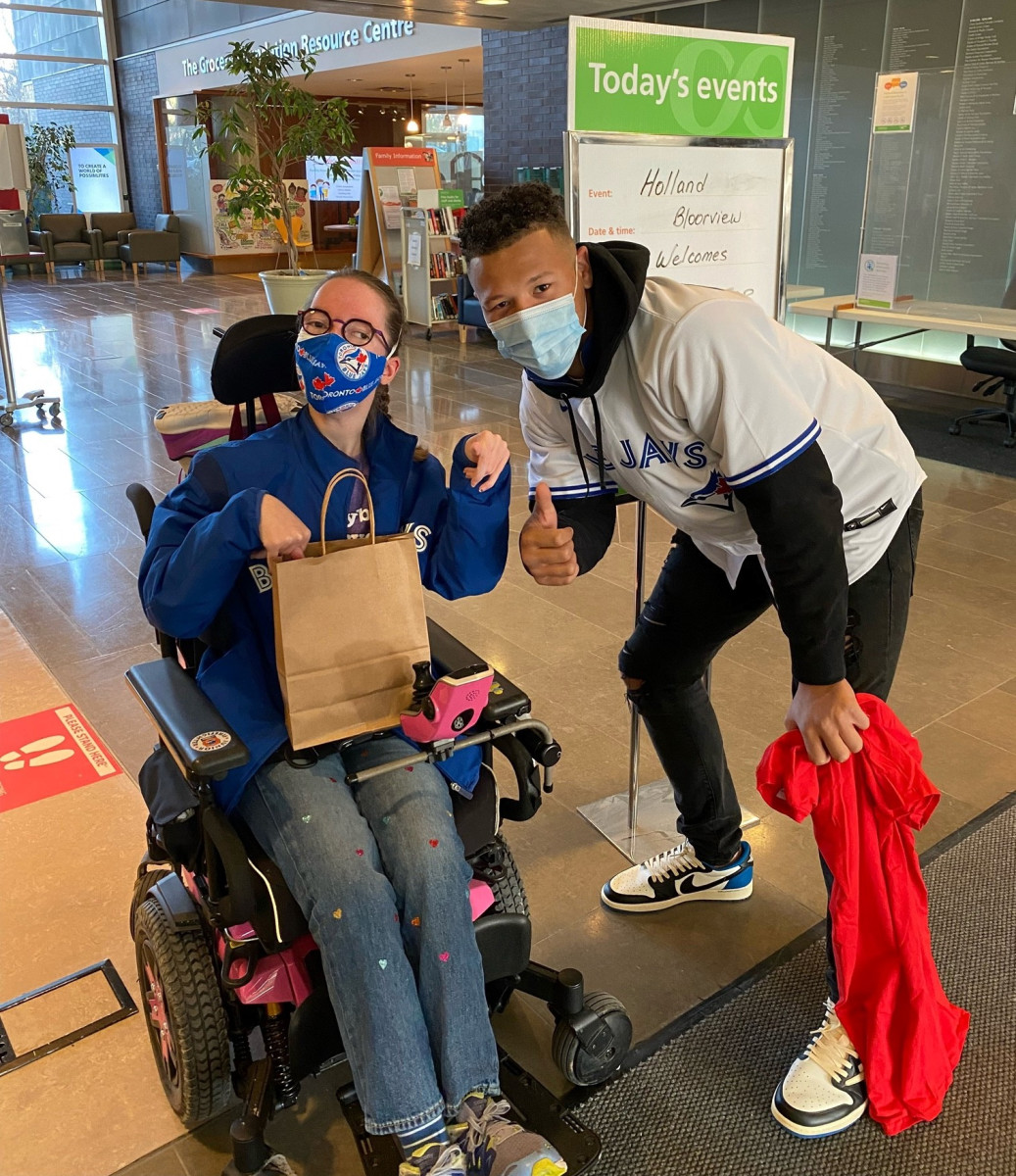 Carter gave Suggitt, who has cerebral palsy, several gifts during his visit, including a signed Blue Jays jersey.
