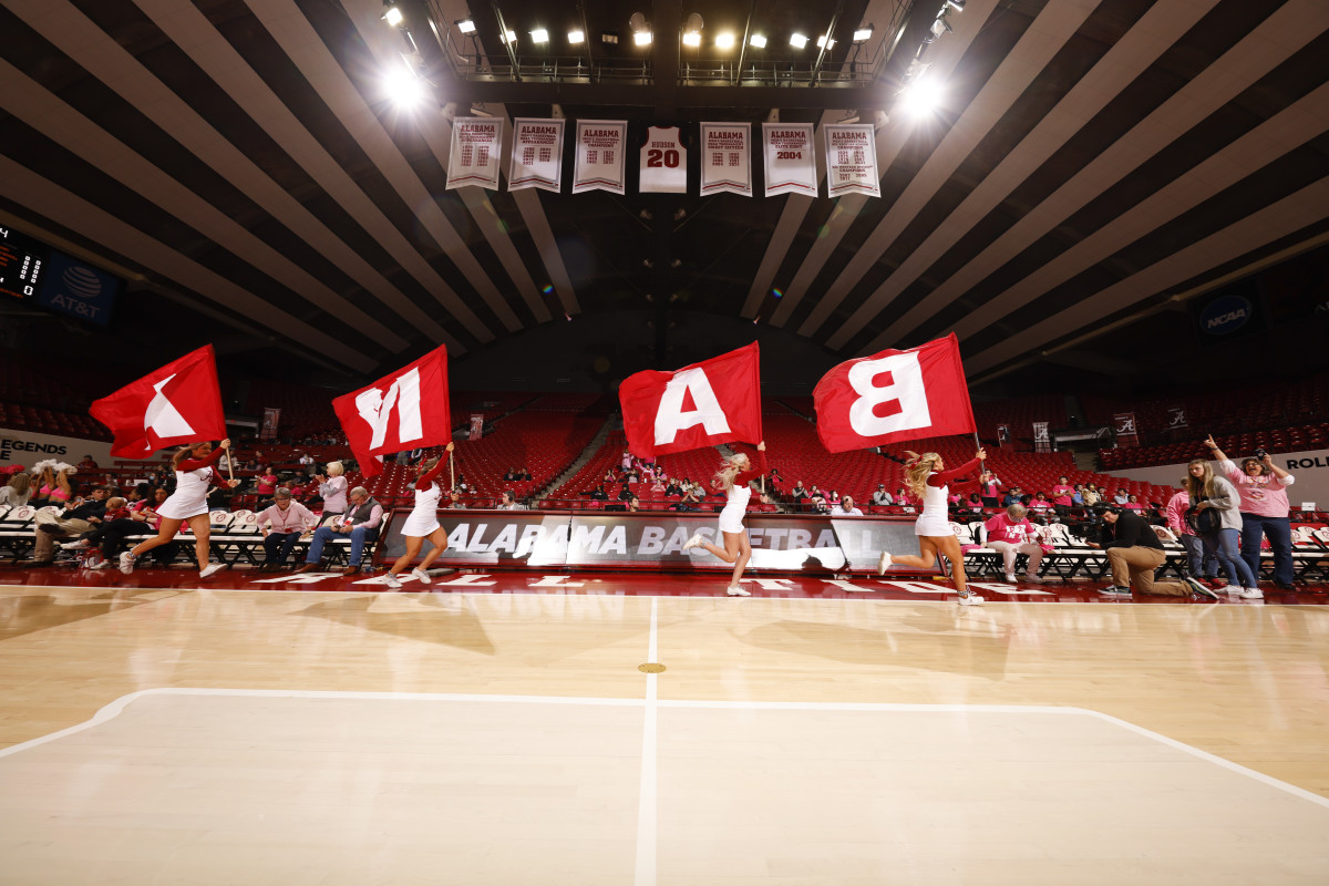 021322_WBB_Cheer_Kentucky_JH7635