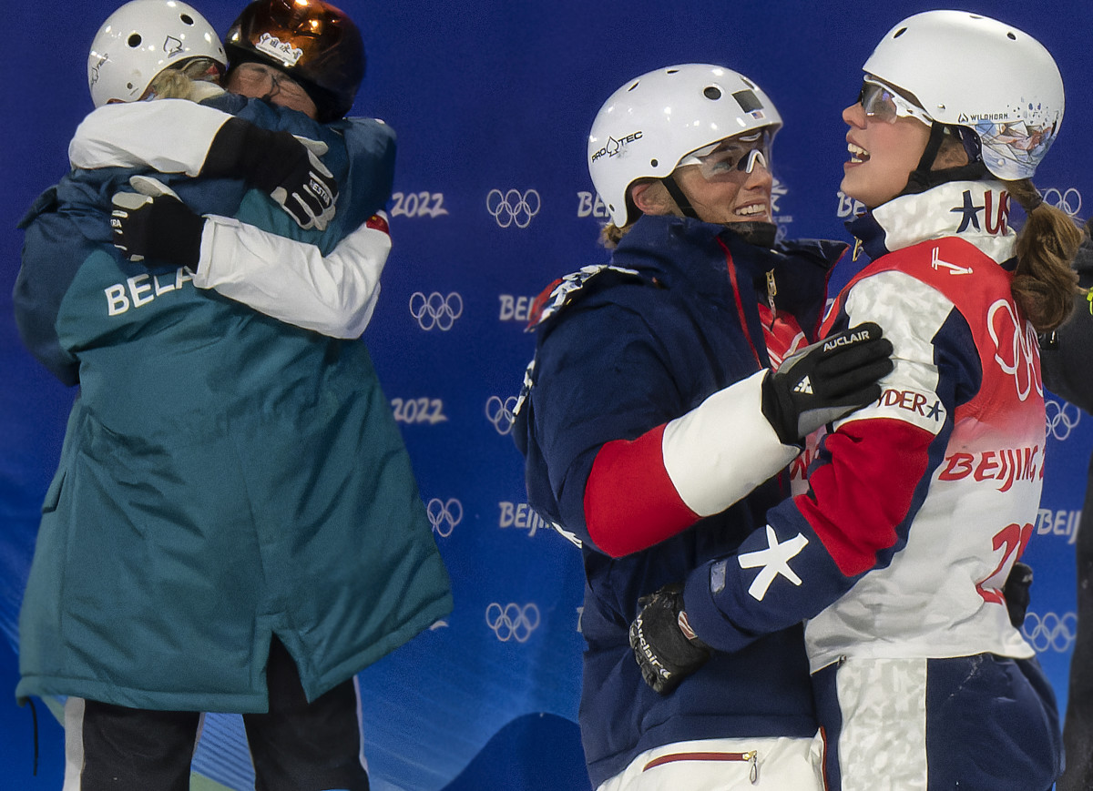 aerial-skiing-hugs