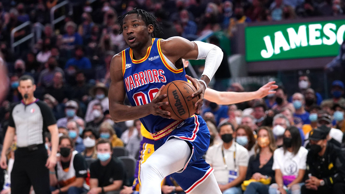 Golden State Warriors forward Jonathan Kuminga (00) drives to the hoop against the Los Angeles Lakers.