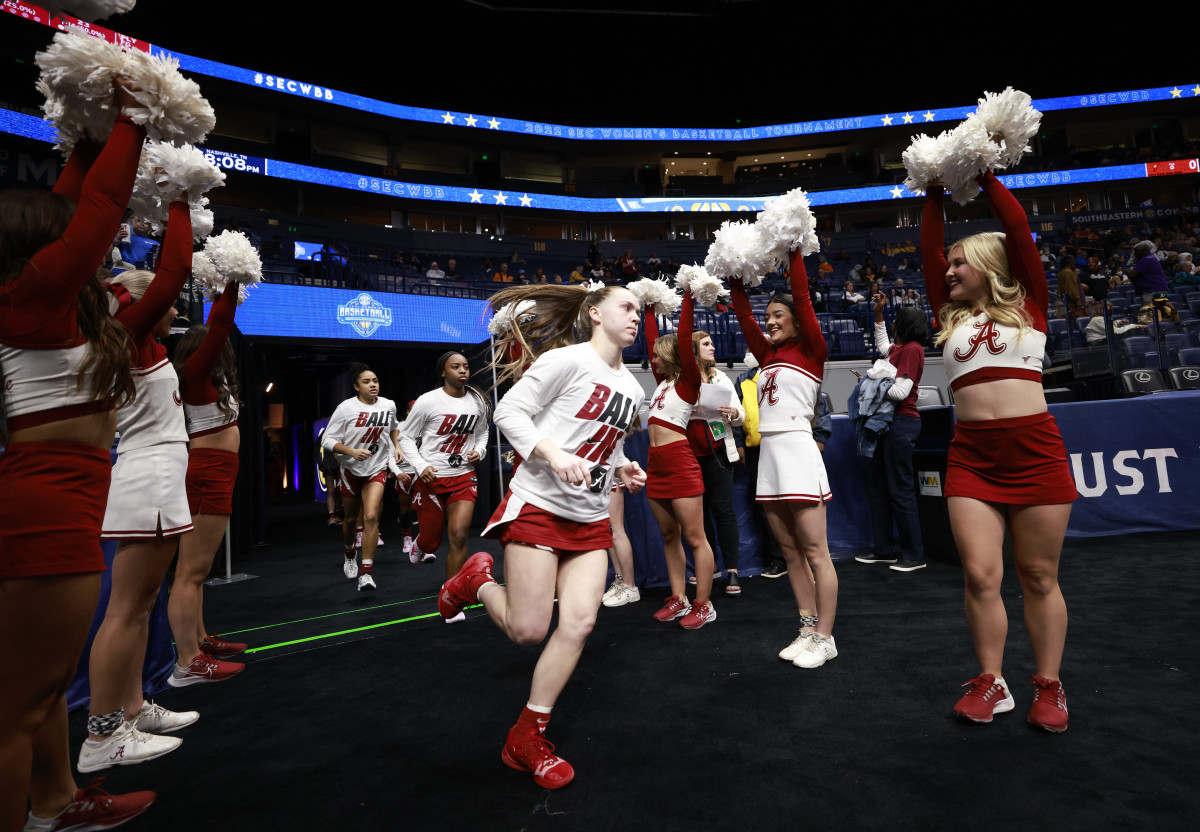 030322_WBB_BarberHa_Cheer_Georgia_RC1597