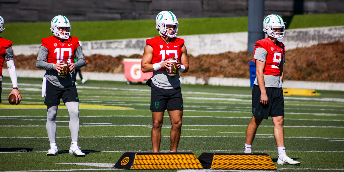 With the hot topic of the quarterback battle, Duck fans will have to wait and see who will lead Oregons offense this Saturday.