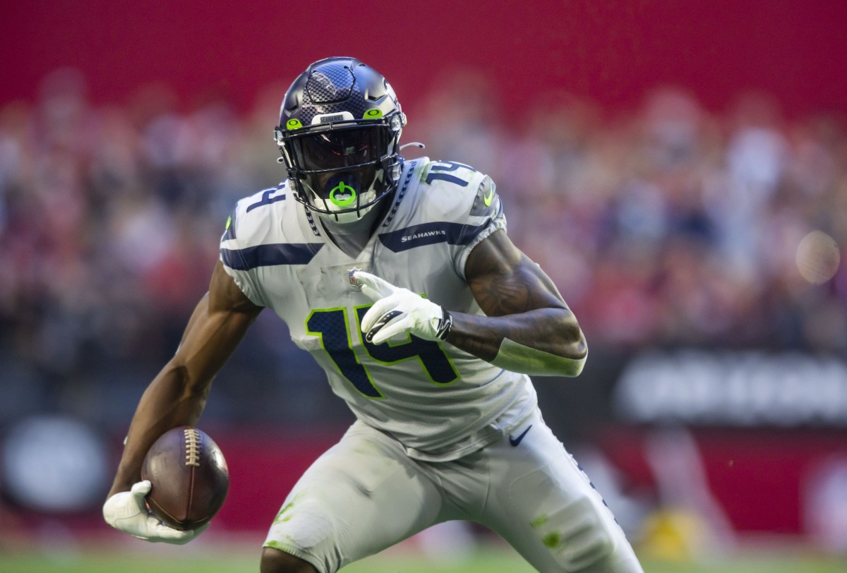 dk-metcalf-runs-after-catch