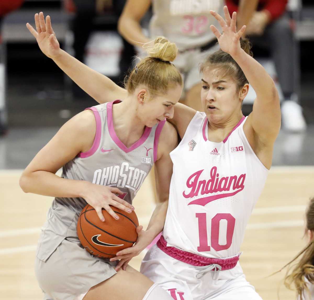 Aleksa Gulbe guards Dorka Juhász.