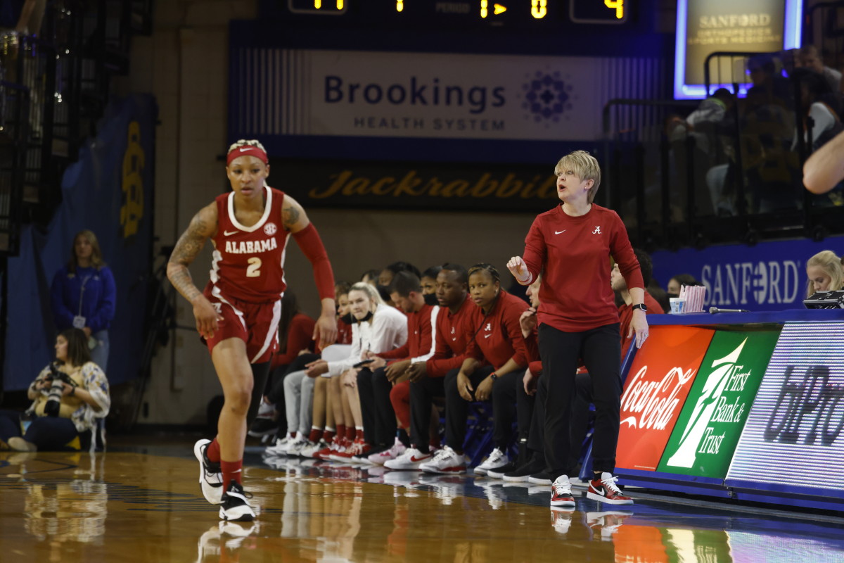 032722_WBB_CurryKr_SDSU_JH5021