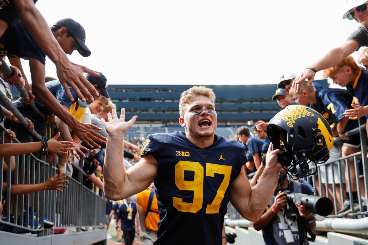 Michigan EDGE Aidan Hutchinson high fives crowd