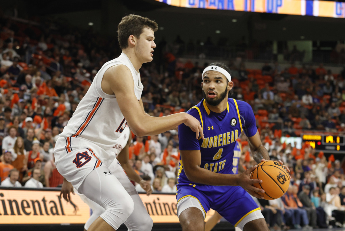 Nov 9, 2021; Auburn, Alabama, USA; Auburn Tigers forward Walker Kessler (13) pressures Morehead State Eagles forward Johni Broome (4) during the first half at Auburn Arena. Mandatory Credit: John Reed-USA TODAY Sports