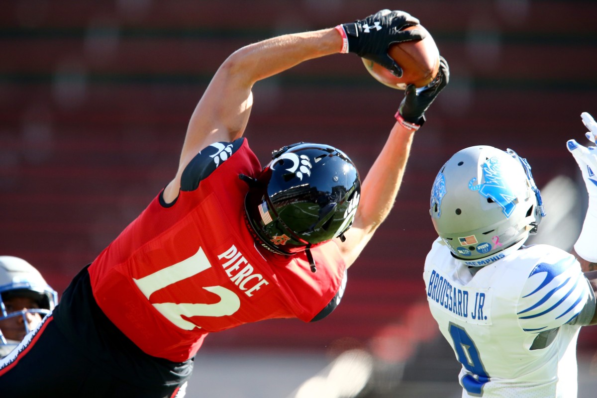 Cincinnati Bearcats receiver Alec Pierce (12) catches a touchdown pass against the Memphis Tigers. Kareem Elgazzar/The Enquirer via Imagn Content Services, LLC