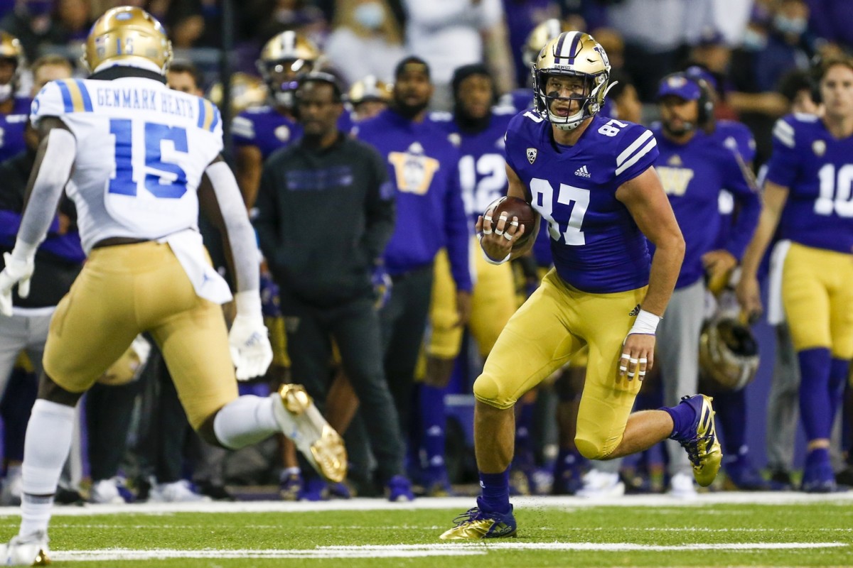 Washington tight end Cade Otton (87) runs after the catch against UCLA. Mandatory Credit: Joe Nicholson-USA TODAY Sports