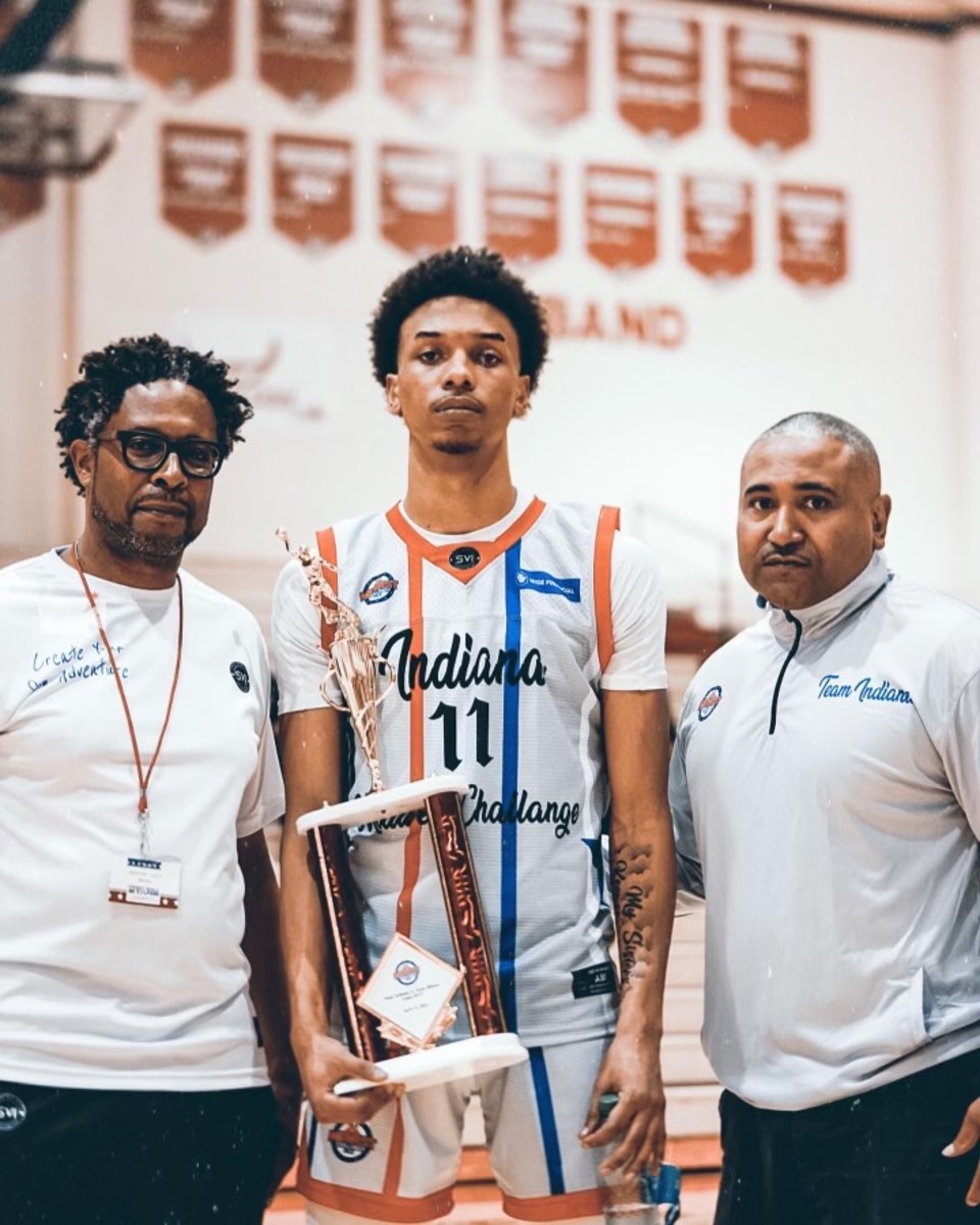 C.J. Gunn stands with a trophy at the 2022 Prep Ball Stars Midwest Challenge alongside Tony Leach (left) and Omar Dillard (right). (Photo courtesy of Tony Leach)